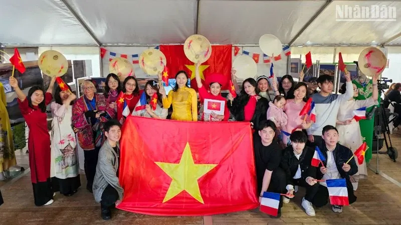 Hình ảnh minh họa một người trẻ đang học tiếng anh trên máy tính vào cuối tuần, thể hiện sự nâng cao năng lực bản thân